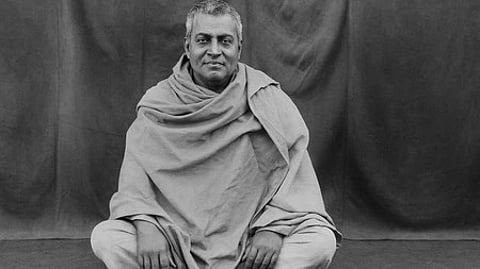 तस्वीर में एक रामकृष्ण परमहंसनजर आ रहे हैं|