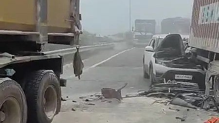 हाईवे पर घने कोहरे में कार का दुर्घटना स्थल|