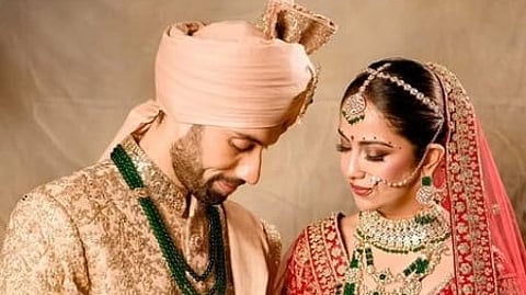 तस्वीर में शादी के जोड़े अपने खास पल में नजर आ रहे हैं|