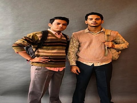 दो युवा किरदार फिल्म 'होमबाउंड' के एक दृश्य में खड़े हुए दिखाई दे रहे हैं।