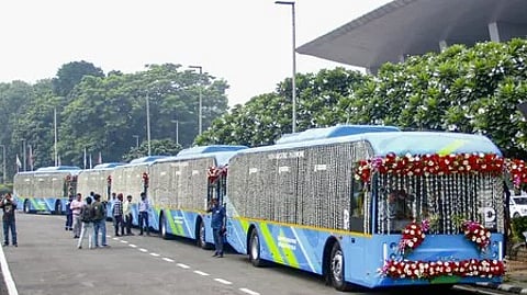 दिल्ली सरकार सतत सार्वजनिक परिवहन और पड़ोसी राज्यों के साथ बेहतर कनेक्टिविटी बढ़ा रही है।