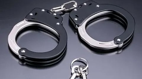 दिल्ली पुलिस ने एक्सपायरी और मिसब्रांडेड फूड रैकेट का भंडाफोड़ कर सरगना को गिरफ्तार किया।