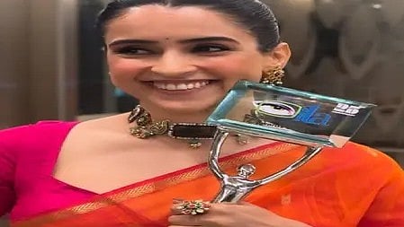 सान्या मल्होत्रा दो अलग-अलग अवॉर्ड से नवाजा गया है।