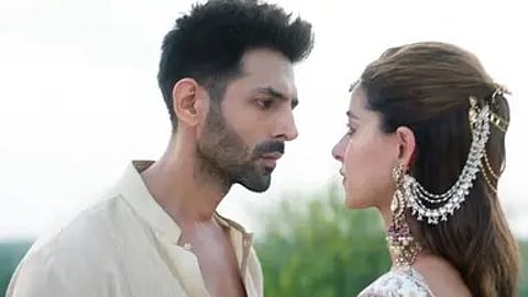 कार्तिक आर्यन और अनन्या पांडे की रोमांटिक-कॉमेडी 'तू मेरी मैं तेरा' का ट्रेलर रिलीज, डायलॉग्स ने फैंस का दिल जीता।