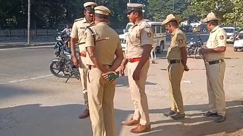 रायचूर में घटना स्थल पर तैनात 5 पुलिसकर्मी|