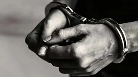 निमपुरा राख जंगल में हथियार डीलर दीपांकर शुक्ला को हथियारों की डीलिंग के दौरान गिरफ्तार|