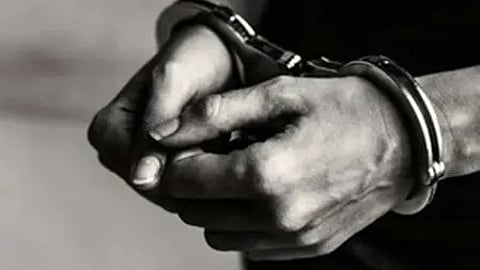 देवरिया मामले में गिरफ्तार आरोपी के हाथकड़ी में बंद हाथों का दृश्य|