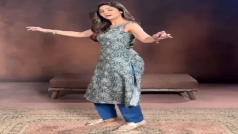 नीले सूट में शिल्पा शेट्टी गाने पर डांस करते हुए नजर आ रही हैं।