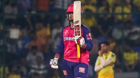 एक युवा क्रिकेटर बल्लेबाज़ी करते हुए मैदान में नजर आ रहा है।