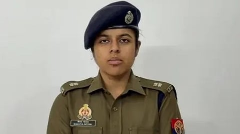 नोएडा पुलिस की महिला अधिकारी नज़र आ रही है|