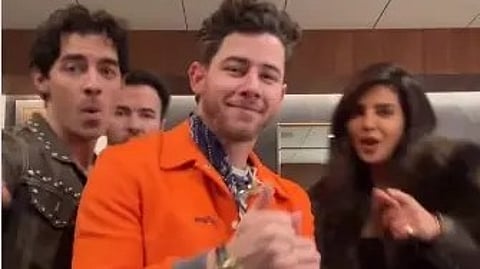 निक जोनास और प्रियंका चोपड़ा गाने पर थिरकते हुए, उनके साथ दो अन्य लोग भी नाचते हुए नजर आ रहे हैं।