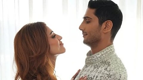 क्टर प्रतीक बब्बर और अभिनेत्री प्रिया बनर्जी साथ में नजर आ रहे हैं।