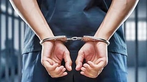 हथकड़ी में बंद व्यक्ति|