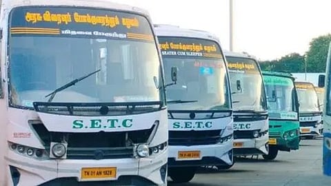 लाइन में खड़ी बस|