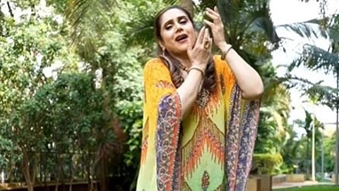 अभिनेत्री मीनाक्षी शेषाद्रि का दृश्य|