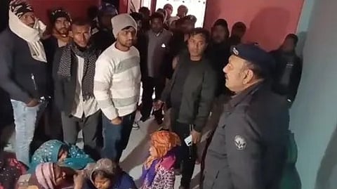 हत्या की घटना के बाद घटनास्थल पर इकट्ठा लोग|