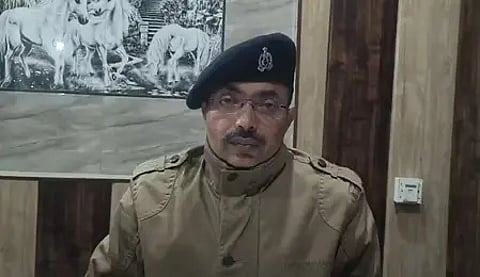 तस्वीर में एक पुलिस इंस्पेक्टर दिखाई दे रहे हैं|
