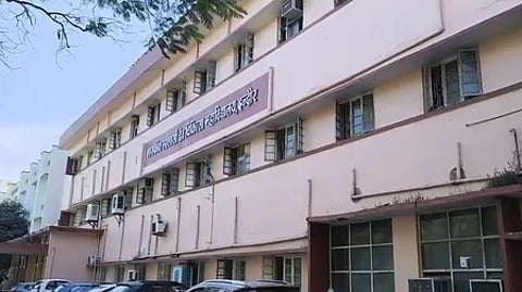 इंदौर डेंटल कॉलेज का भवन और परिसर का दृश्य|