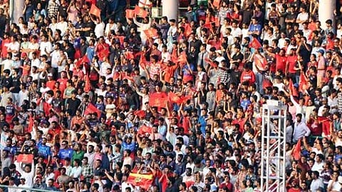 तस्वीर में क्रिकेट मैच के दौरान बड़ी संख्या में लोग दर्शक के रूप में मौजूद हैं।