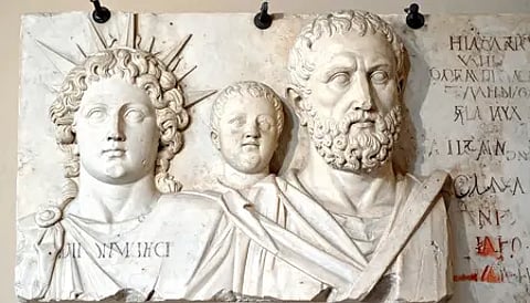 तस्वीर में एक धार्मिक मूर्ति दिखाई दे रही है|