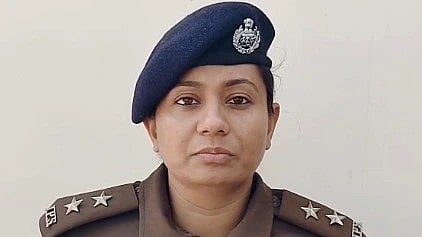 महिला पुलिस अधिकारी आपत्तिजनक वीडियो वायरल मामले पर बयान देती हुई।