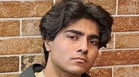 चित्र में एक लड़का दिखाई दे रहा है।