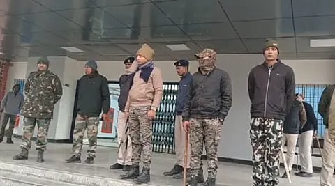 थावे दुर्गा मंदिर चोरी मामले में कार्रवाई के दौरान कई पुलिसकर्मी मौके पर खड़े नजर आ रहे हैं|