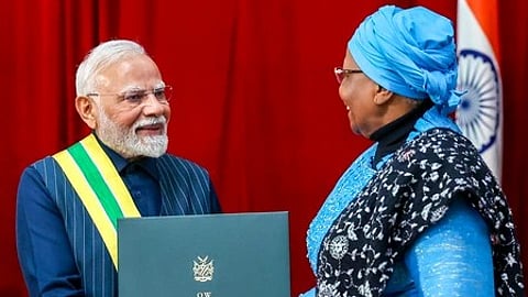 प्रधानमंत्री मोदी और अन्य देश के नेता साथ सम्मान समारोह में नजर आ रहे हैं|