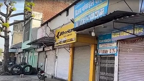 चौमूं में हिंसा के बाद बंद हुई दुकानों का दृश्य|