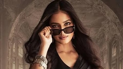 एक लकड़ी पोज़ देते हुए नजर आ रही है।|