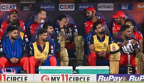 क्रिकेट खिलाड़ी बैठे हुए नजर आ रहे हैं|