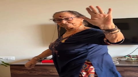 इमेज में अनुपम खेर की माँ को रैंप वॉक करते हुए देखा जा सकता है।