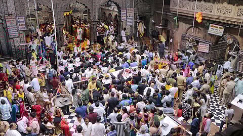 इमेज में मंदिर में उमड़े भीड़ को देखा जा सकता है।