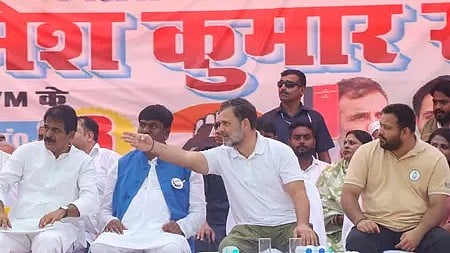 राहुल गांधी अन्य विधायकों के साथ बैठक में शामिल होते हुए।