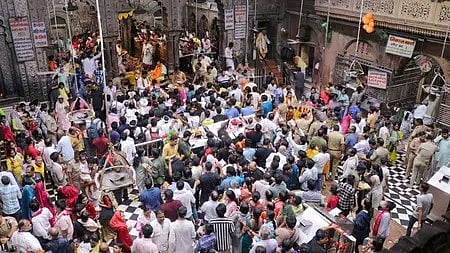 मंदिर के अंदर बहुत सारे भक्त पूजा-अर्चना करते हुए दिखाई दे रहे हैं।