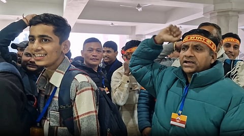 वैष्णो देवी मंदिर परिसर में दर्शन के लिए कतार में खड़े श्रद्धालु, नए साल से पहले बढ़ी भीड़।