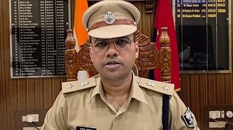 मोतिहारी पुलिस कमिश्नर जमानत पर फरार अपराधियों के खिलाफ कार्रवाई की जानकारी देते हुए।