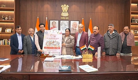 रिक्खा गुप्ता और कई अन्य लोग नजर आ रहे हैं।