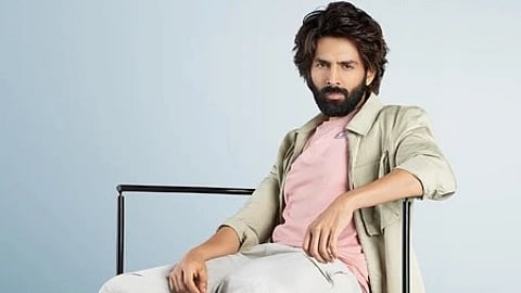 फिल्म अभिनेता कार्तिक आर्यन नजर आ रहे हैं।