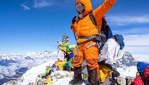 एवरेस्ट पर खड़ा पर्वतारोही अंशु जमसेनपा|