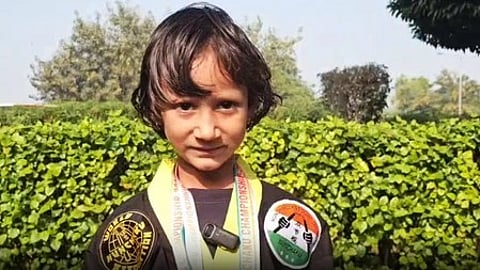 नानचाकू चैंपियनशिप की विजेता 6 वर्षीय जोया खान की तस्वीर|