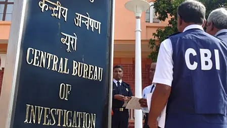 सीबीआई अधिकारी कार्यवाही करते हुए|