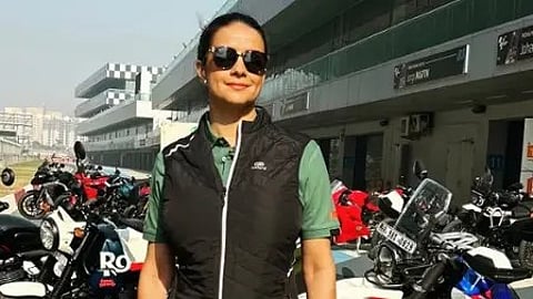 गुल पनाग नज़र आ रही है|