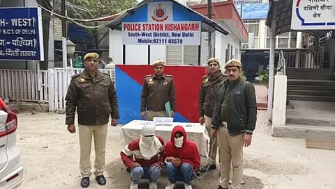 दो आरोपी और चार पुलिसकर्मी नजर आ रहे हैं|
