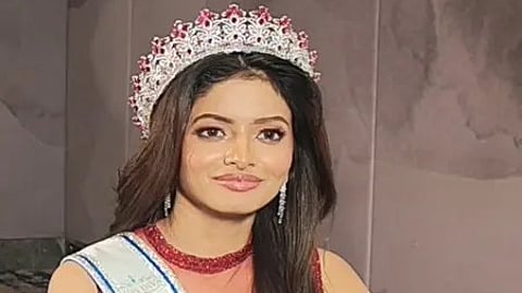 अवनि गुप्ता, मिस दीवा सुपरनेशनल 2025 की विजेता, तस्वीर में नजर आ रही हैं|