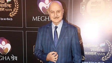 अभिनेता अनुपम खेर नजर आ रहे हैं|