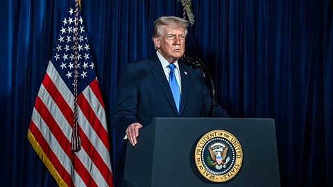 इस इमेज में डोनाल्ड ट्रंप और अमेरिकी झंडे को देखा जा सकता है।