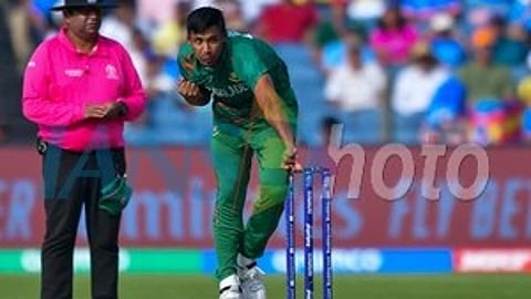 बॉलर और एम्पायर नज़र आ रहे हैं|