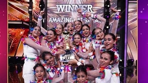 कई लड़कियाँ ट्रॉफी लिए इंडियाज गॉट टैलेंट 11 जीतते हुए खुशी मनाती हुई|