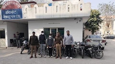 गिरफ्तार किए गए दोपहिया वाहन चोर के साथ तीन पुलिसकर्मी नजर आ रहे हैं।